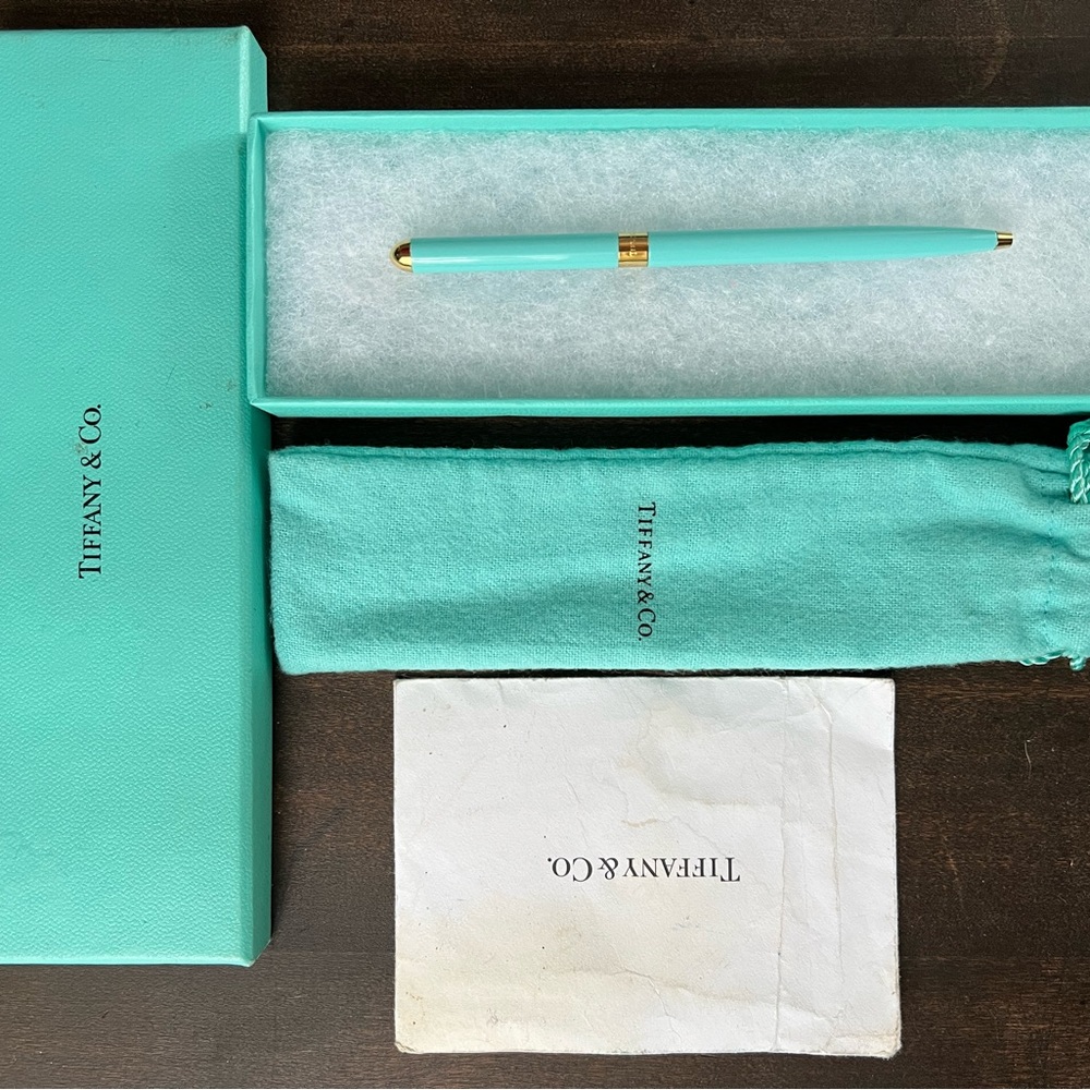 Beautiful Tiffany&Co pen with bag.  Comes in original box.   Never used.
